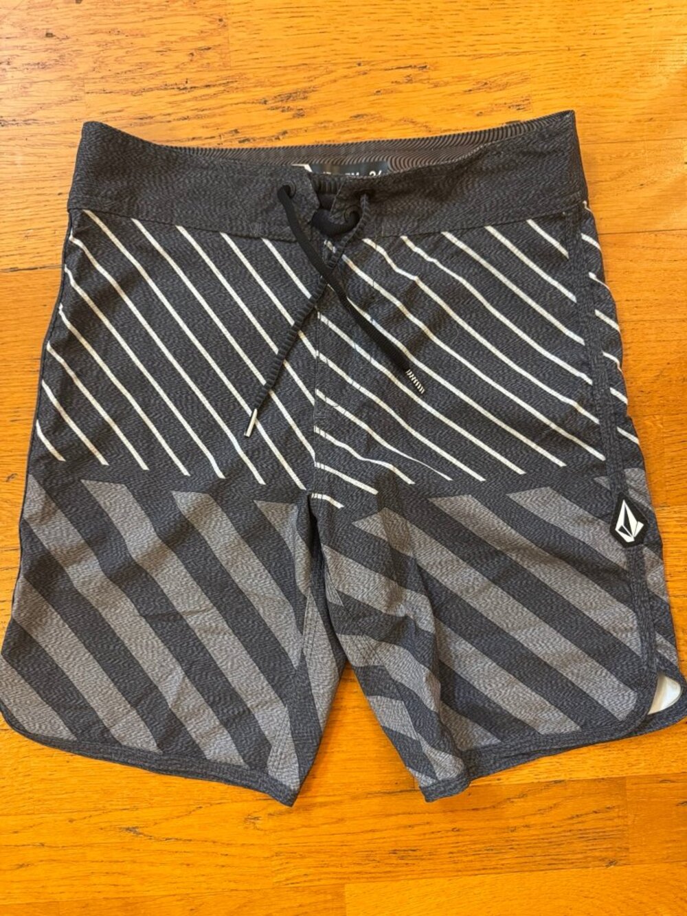 Volcom Mod-Tech Boys Striped Board Shorts Swim Trunks Size 26/12
